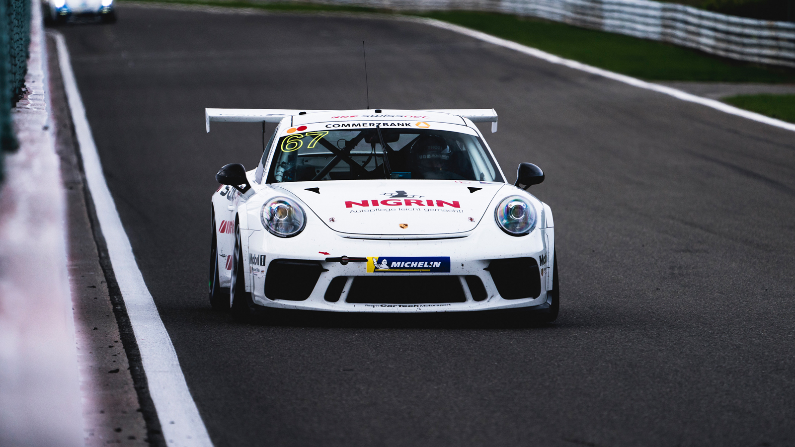 Ein weißer Porsche strahlt dank NIGRIN Autopflege.