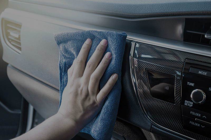 Das Polieren vom Autoinnenraum ist mit NIGRIN Autopflege ganz einfach!